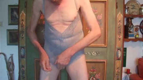 Zeigen in Dessous und wichsen vor dem Schrank HD Gay movie