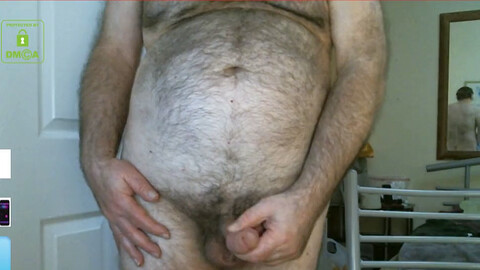 Enseignant ours poilu avec un énorme pénis s'attaque à sa séance en solo HD Gay movie
