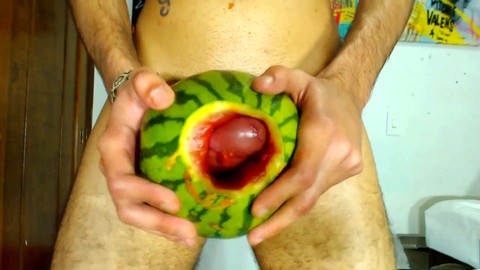 Mann genießt seine eigene Ladung, masturbiert mit männlichen Sexspielzeugen und einem großen falschen Penis HD Gay movie