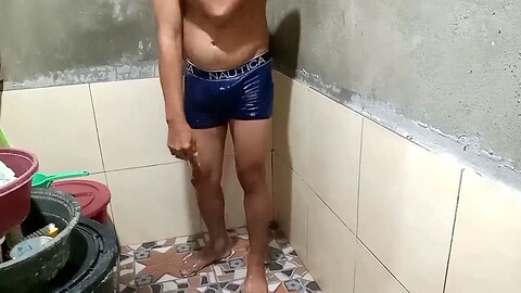 Noy Lucky donne une fellation torride sous la douche HD Gay movie