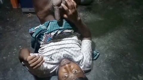 Ein junger indischer Twink wird von einem älteren Mann bei einem schwulen Abenteuer unterstützt HD Gay movie