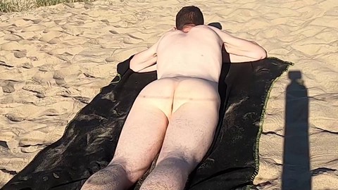 Explizit nackt und spielend mit einem Schwanz am FKK-Strand HD Gay movie